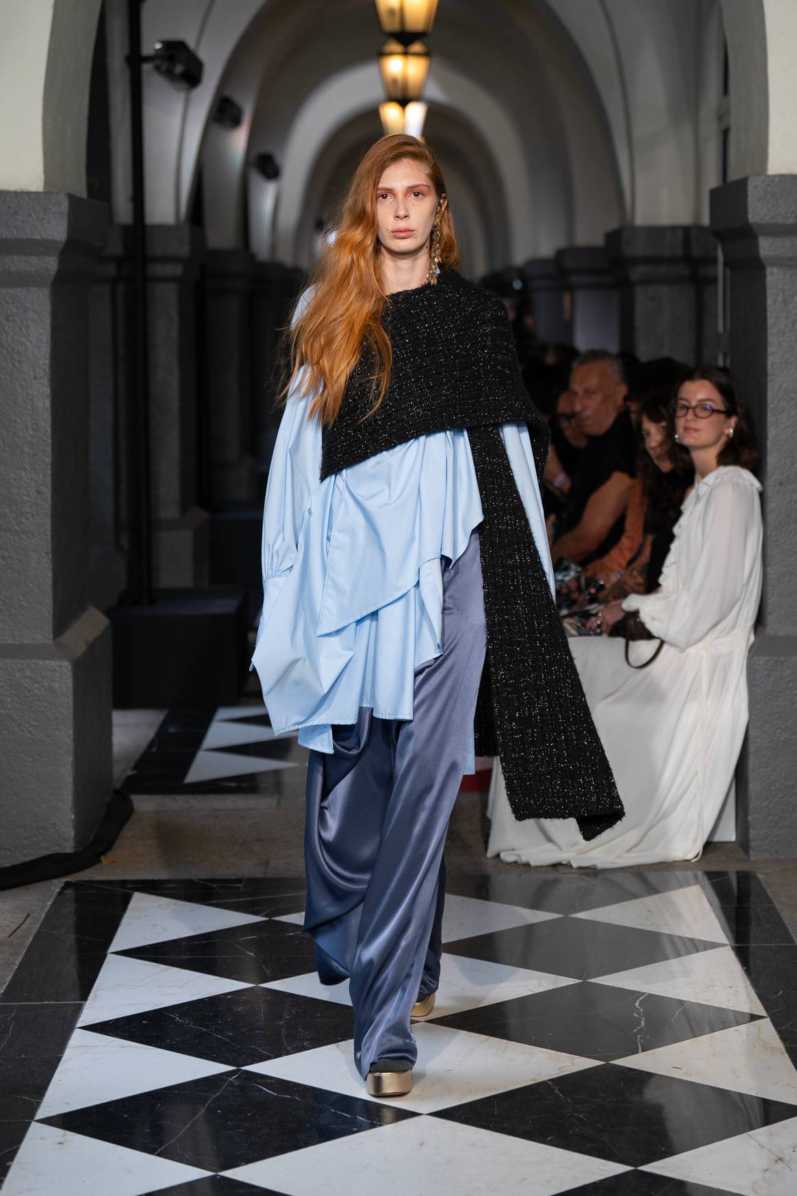 El contraste de telas, texturas, colores e incluso estilos se encuentra en este look.