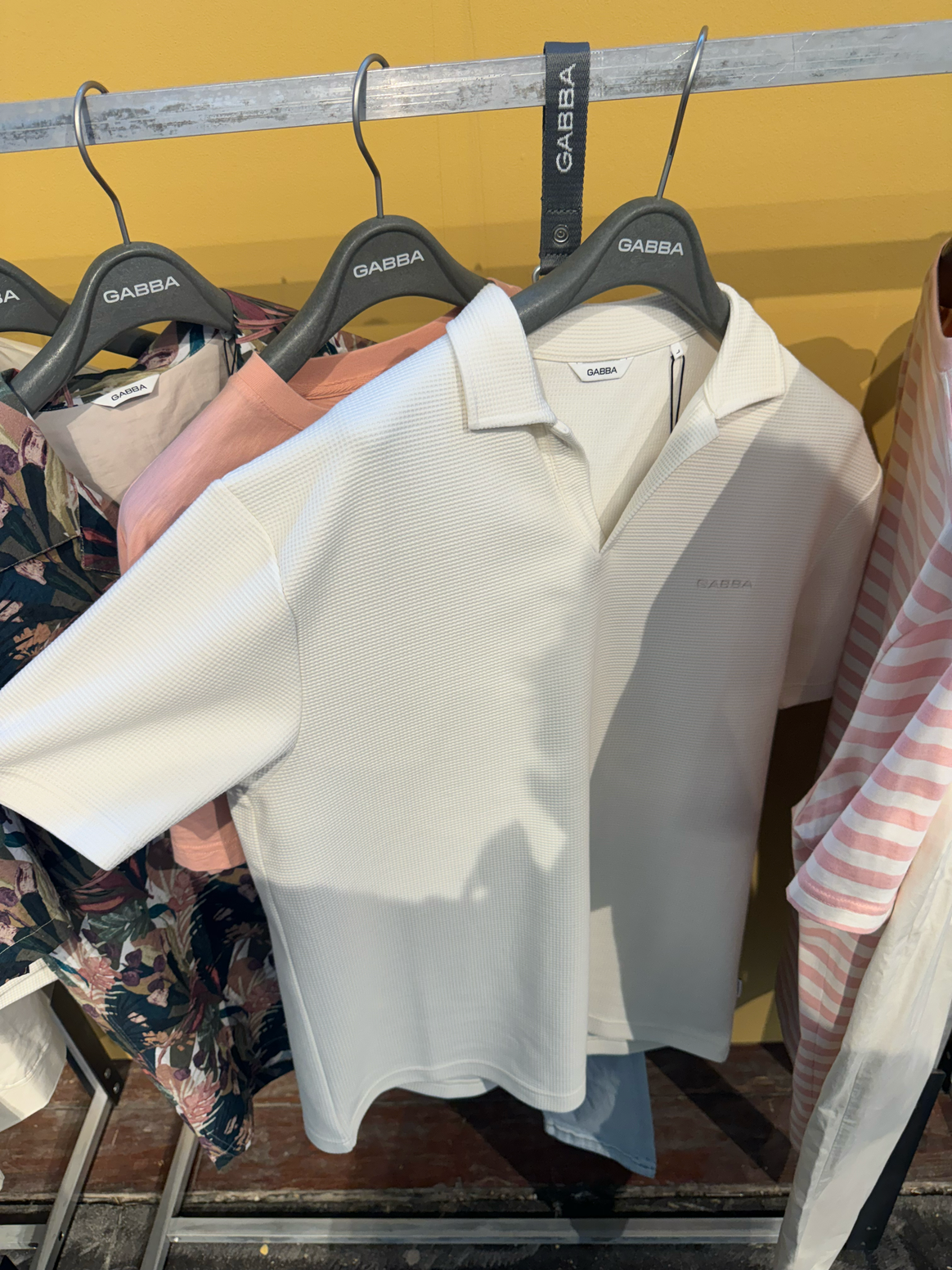Lässige Sommerhemden ergänzen die Denim-Produktpareltte von Gabba