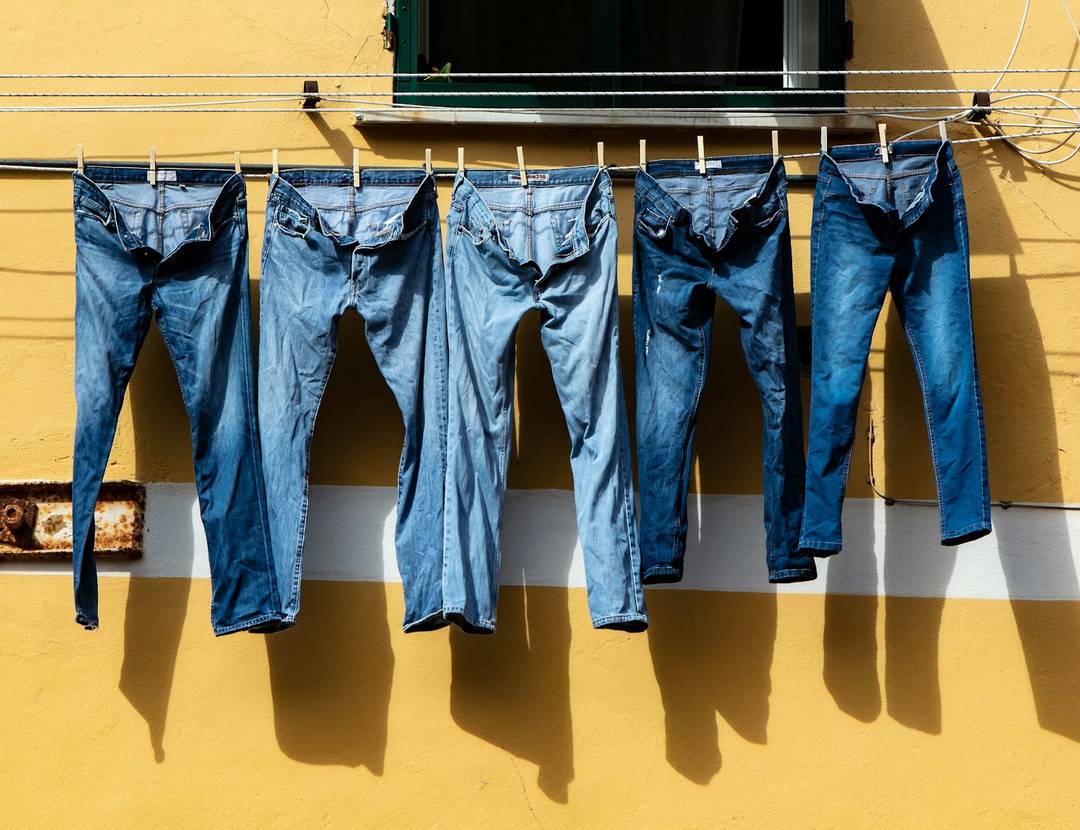 Jeans gibt es in allen erdenklichen Indigotönen.