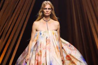 McQueen, propiedad de Kering, planea recortes de plantilla en su sede