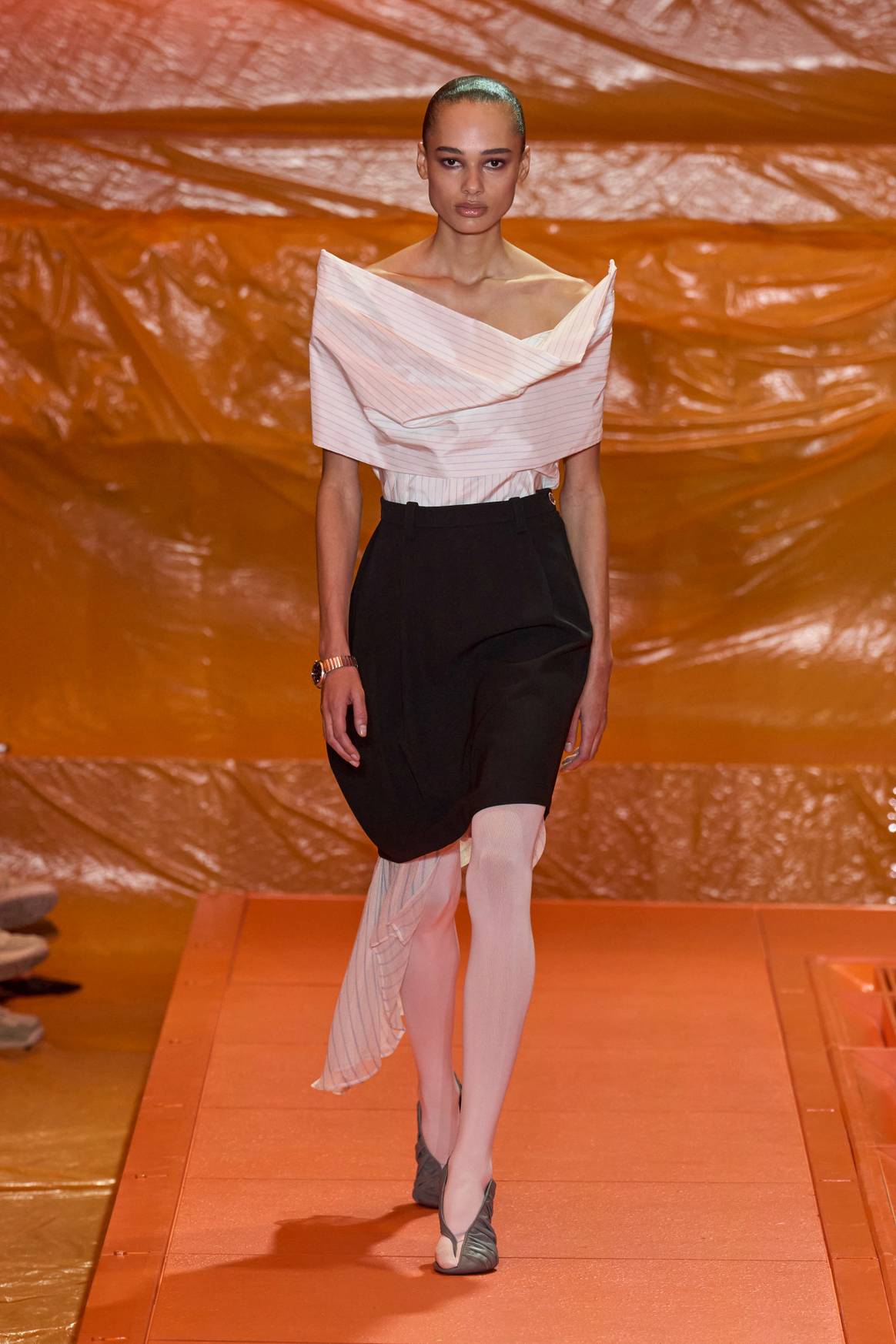 Annemary Aderibigbe en Louis Vuitton ss24