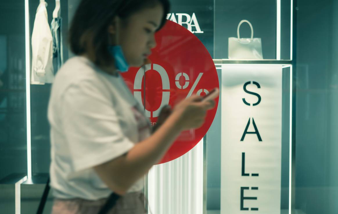 A women shopping on her mobile, the Evolution of E-Commerce & AI-Powered Retail