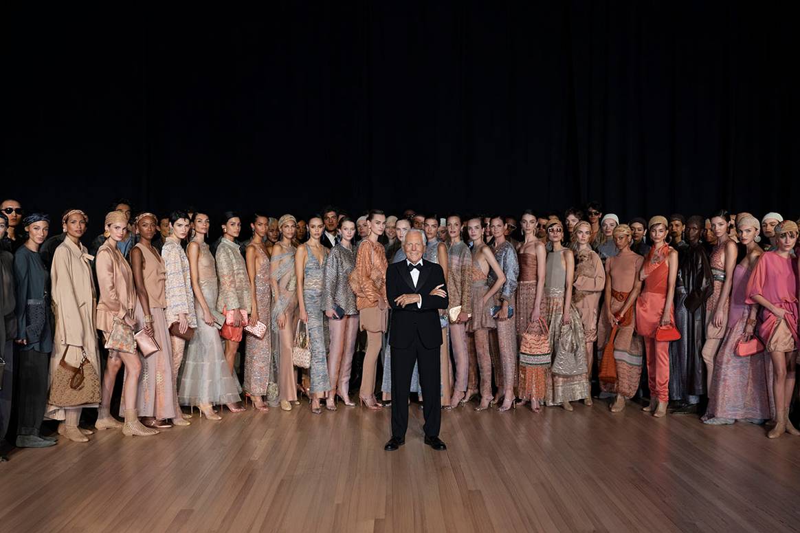 El diseñador Giorgio Armani al cierre del desfile de presentación de la colección de mujer Primavera/Verano 2025.