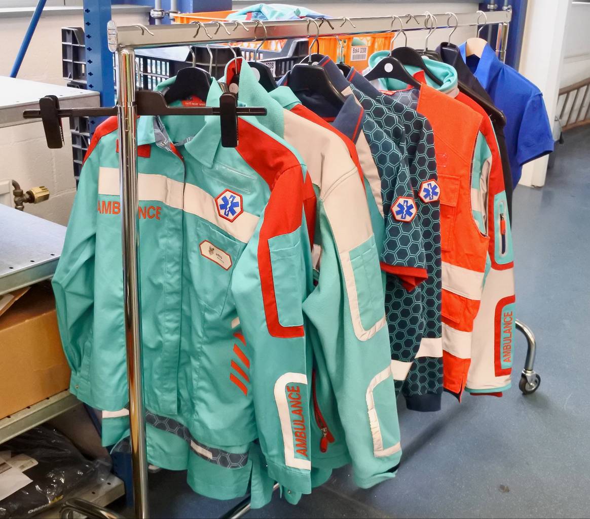 De nieuwe kleding voor ambulancepersoneel.