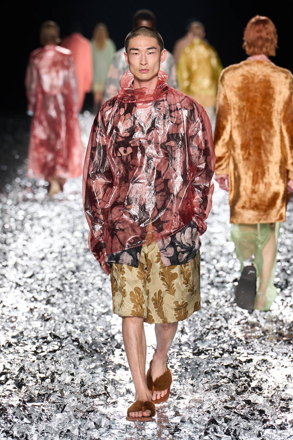 Dries Van Noten, colección moda-hombre para la temporada Primavera/Verano 2025.