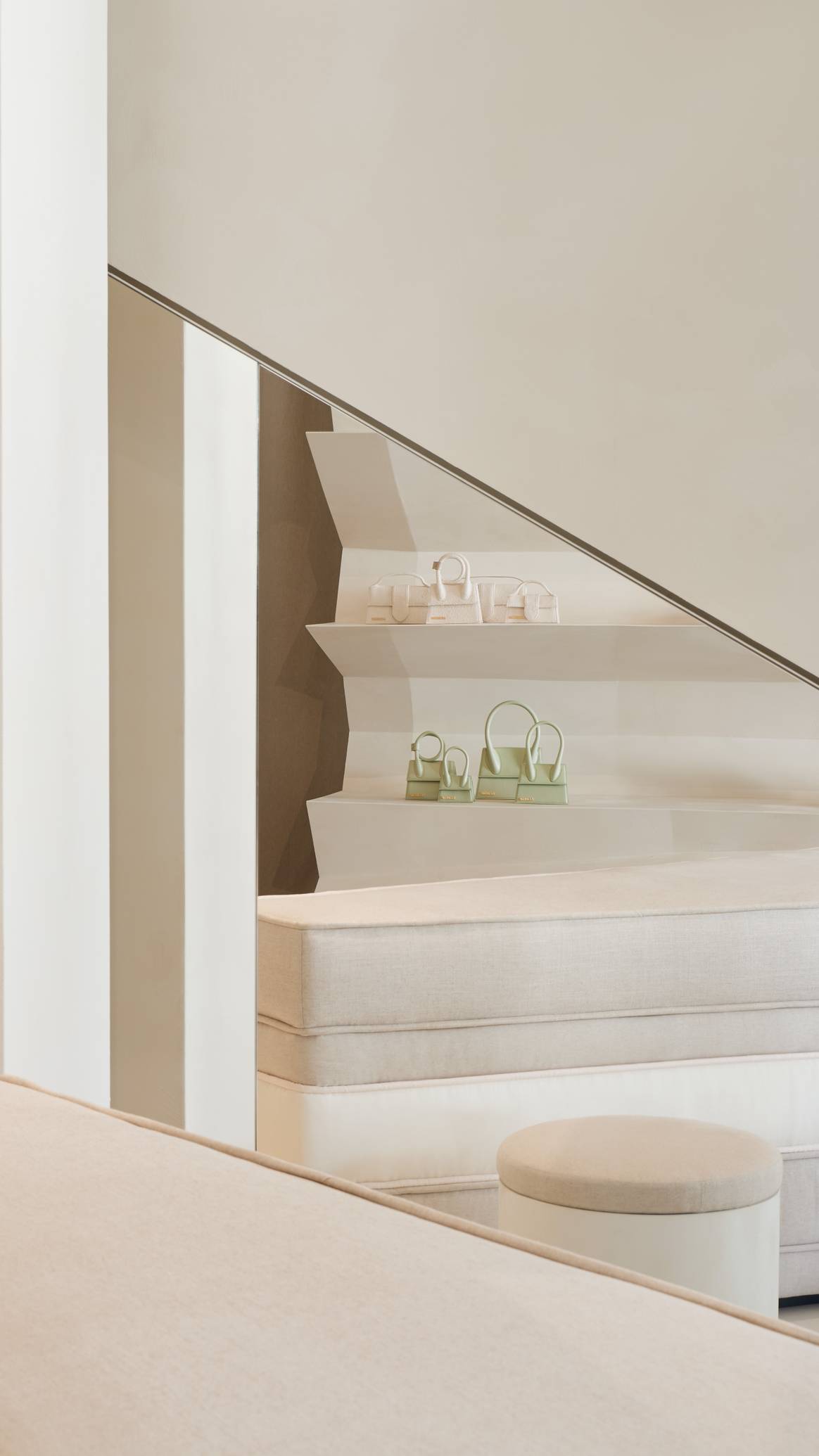 Jacquemus’ iconische Chiquito-tasjes op een nieuw display. Foto: Adrien Dirand