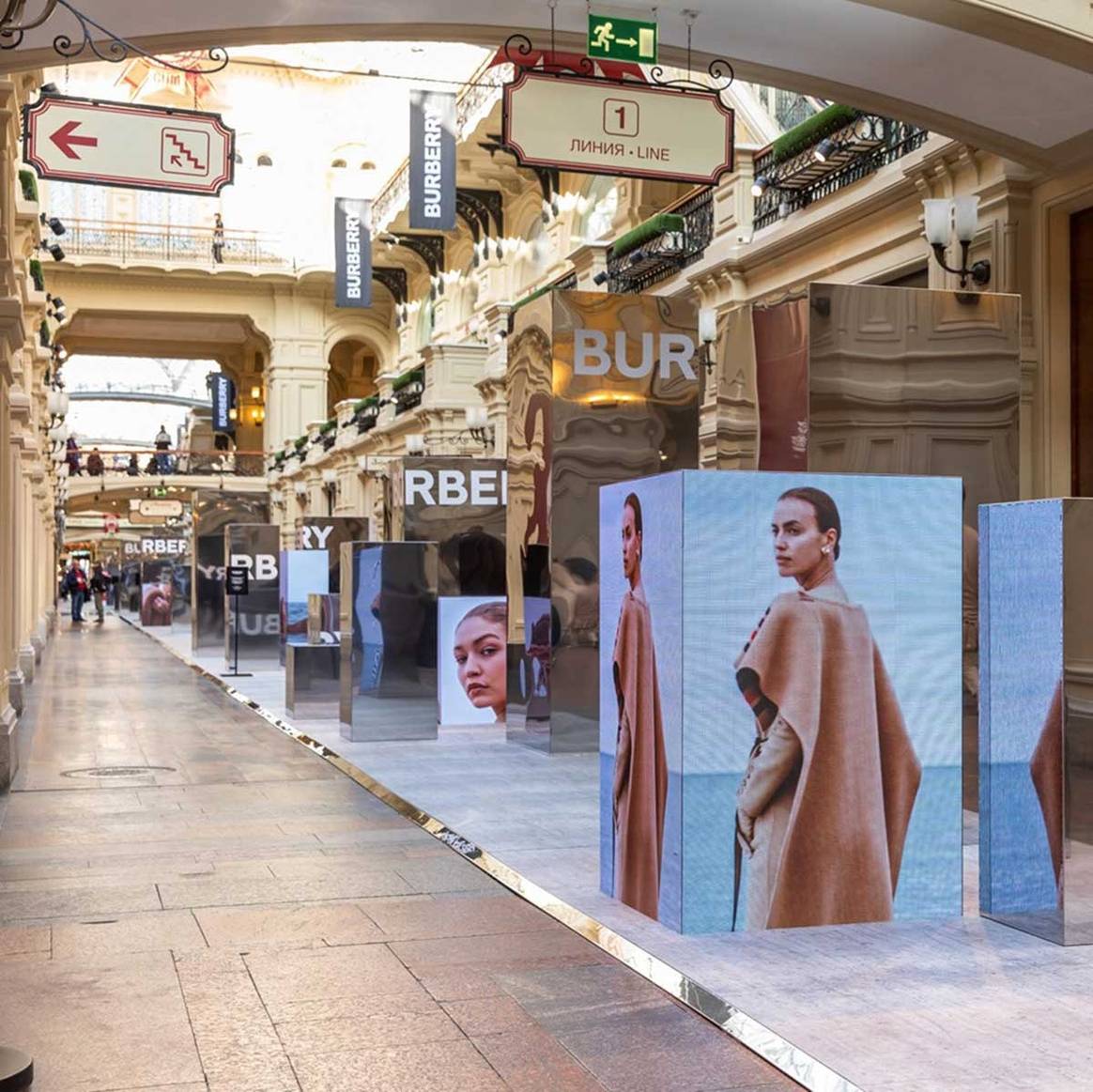 Цифровая выставка Burberry проходит в ГУМе - фото