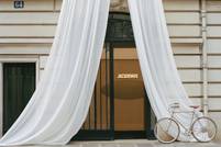 Annunciata un anno fa, la boutique Jacquemus a Londra apre i battenti questo week end