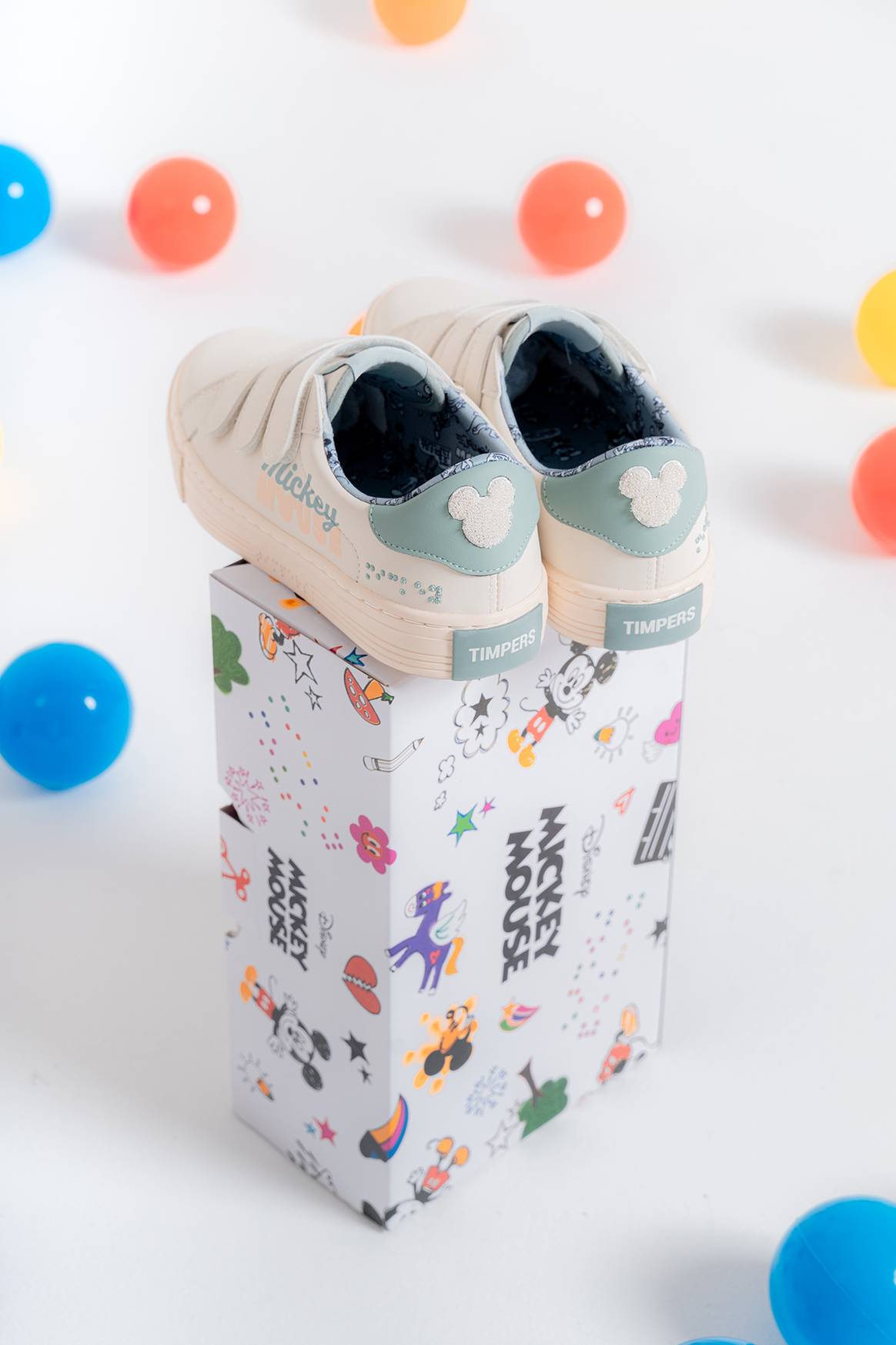 Fotografía de campaña de la colección cápsula colaborativa de Timpers y Disney.
