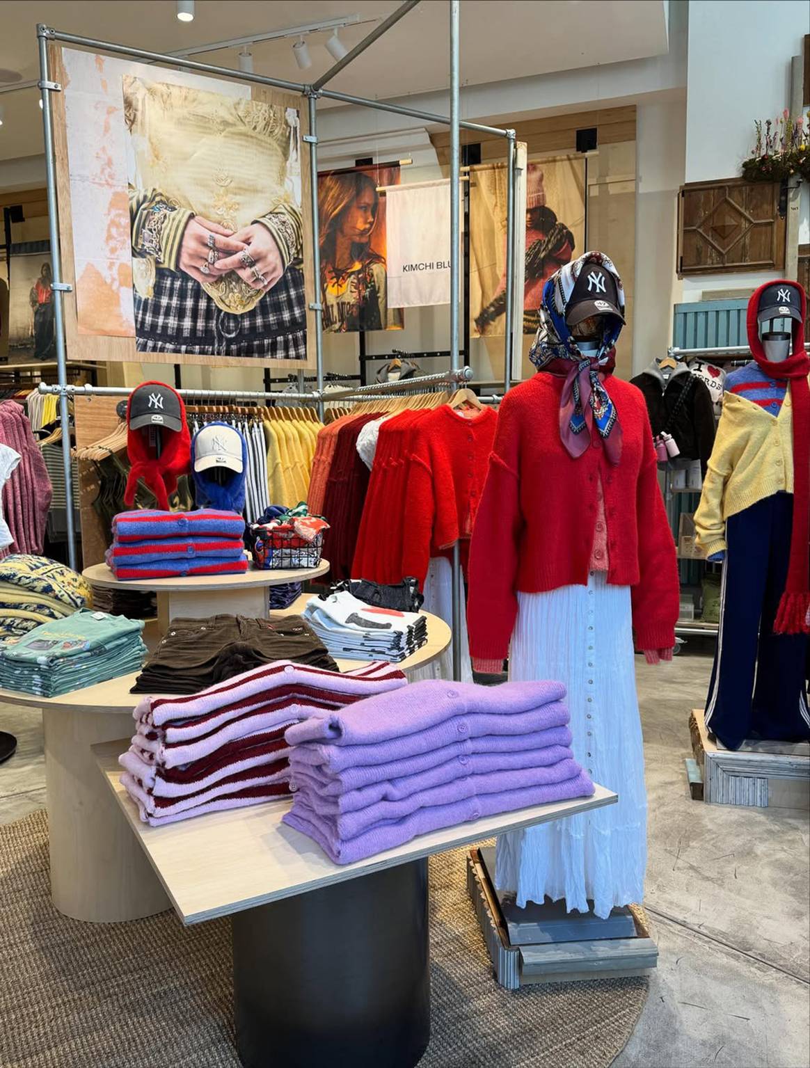 Tienda de Urban Outfitters en la plaza del Ayuntamiento de Valencia (España).