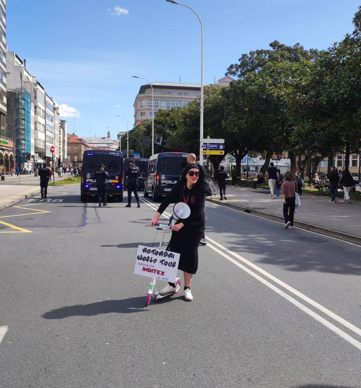 Manifestación de las y los trabajadores de tienda de las cadenas de Inditex en Galicia, el domingo 7 de abril de 2024 en La Coruña.