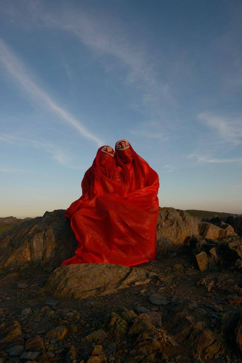 Mousganistan: de eerste solo-expositie van de modefotograaf Mous Lamrabat