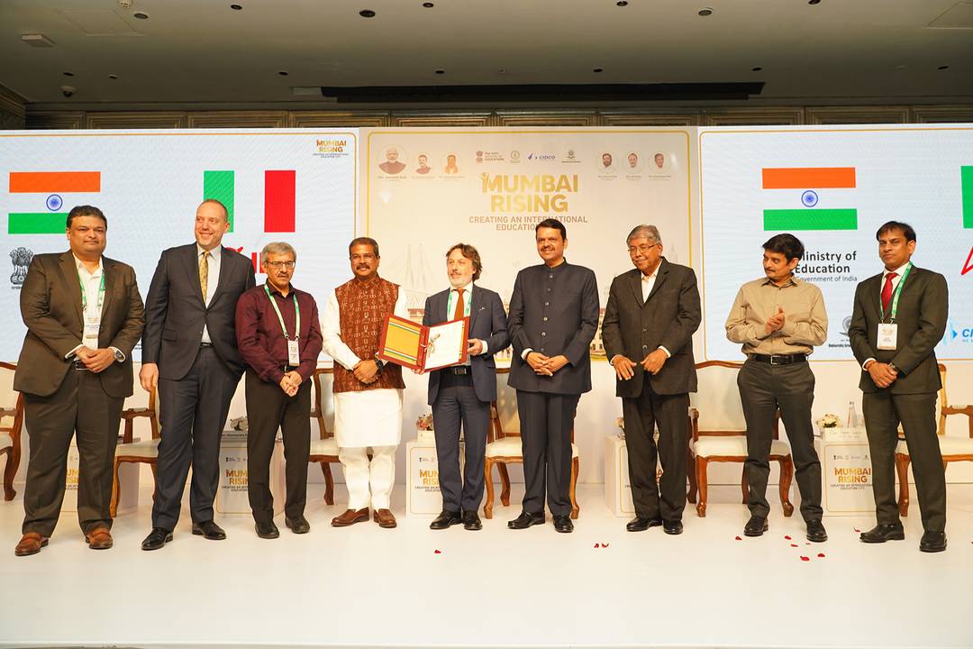 Il ministro dell'Educazione indiano Shri Dharmendra Pradhan consegna la lettera al direttore accademico del Gruppo Ied, Riccardo Balbo