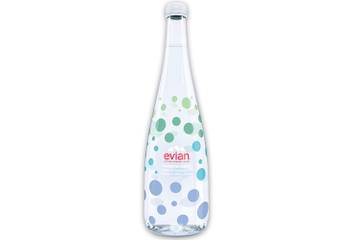 Virgil Abloh propose des bouteilles réutilisables pour Evian