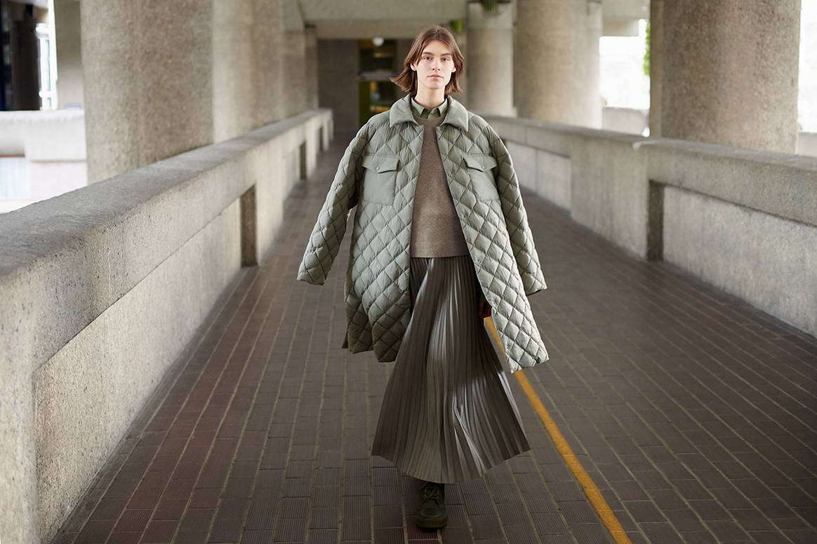 Imagen de campaña de la colección colaborativa “Uniqlo: C”, desarrollada por Uniqlo y Clare Waight Keller, para la temporada FW24.