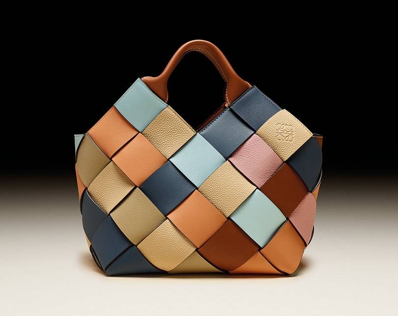 Loewe crea una línea de bolsos “upcycling” hecha a partir de sobrantes