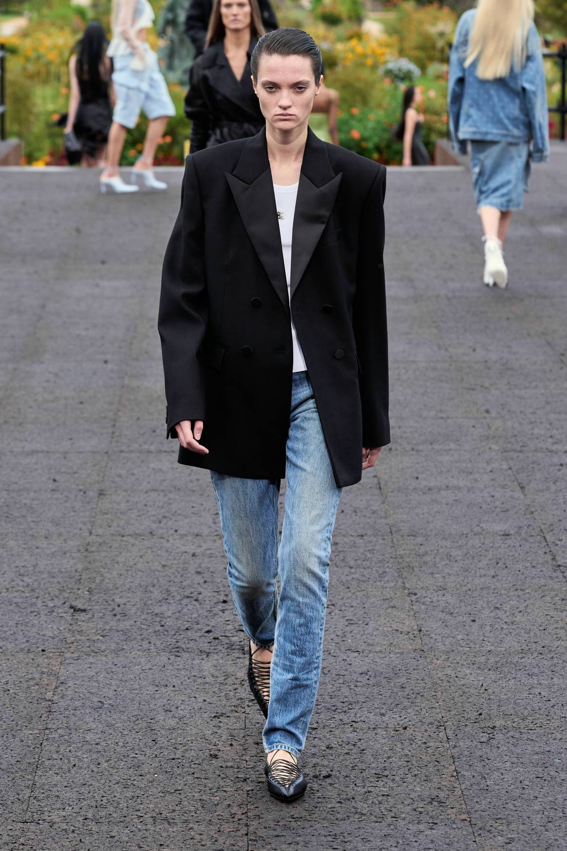 Sterke schouders en pakken in de damesmode. Beeld: Givenchy SS23, via Launchmetrics Spotlight.
