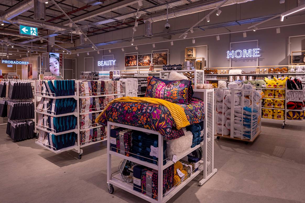 Nueva tienda de Primark en el centro comercial Parque Melilla de Melilla.