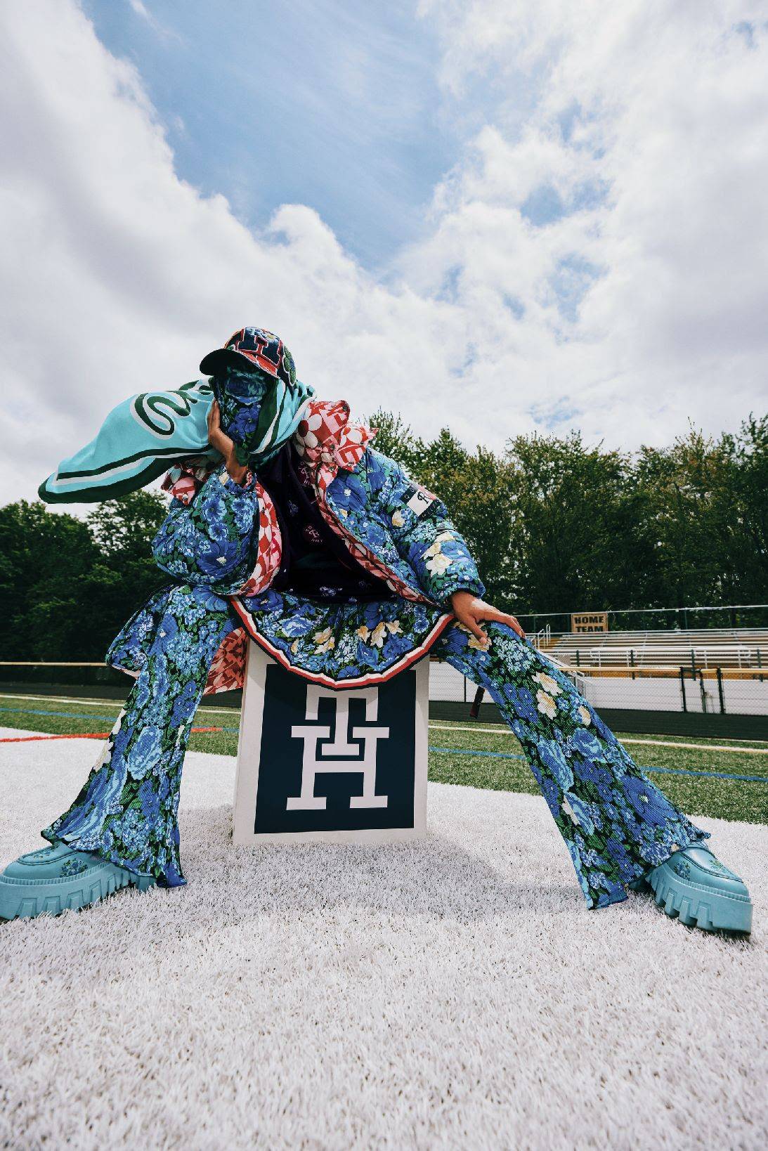 Kijken: de capsulecollectie van Tommy Hilfiger en Richard Quinn