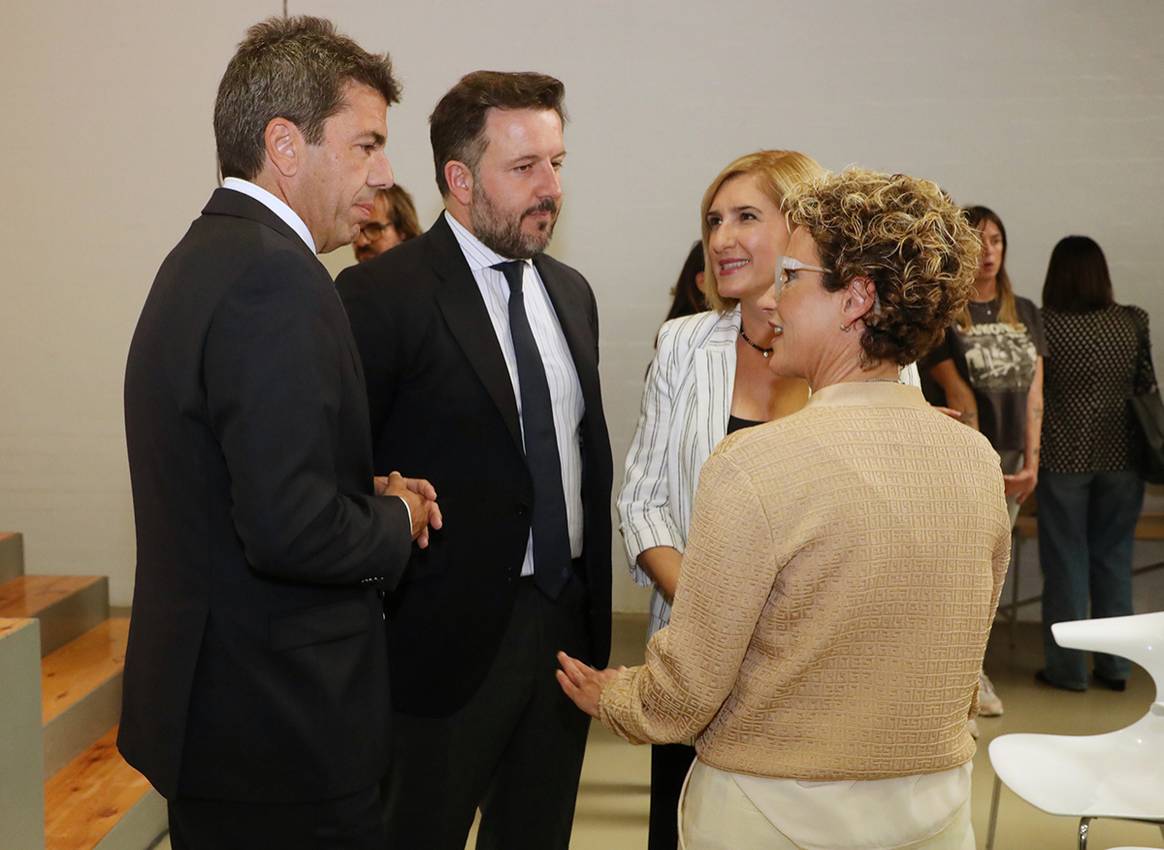 Carlos Mazón, presidente de la Generalitat Valenciana, junto a Rosana Perán, en el acto de la firma de la concesión de licencia para operar concedida a Gerescal, el 16 de mayo de 2024 en Elche (España).