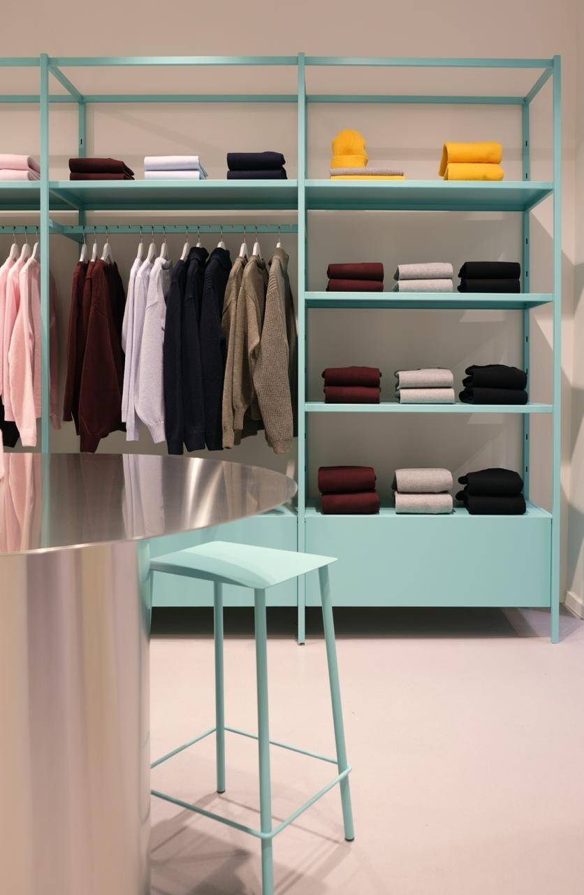 De blauwgroene-accentkleur van de winkel.