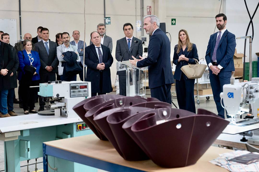 María Alfonso Gaudes y José María Pozas junto a Jorge Azcón, presidente del Gobierno de Aragón, durante la inauguración de la fábrica de Paris/64 en Illueca, Zaragoza (España).