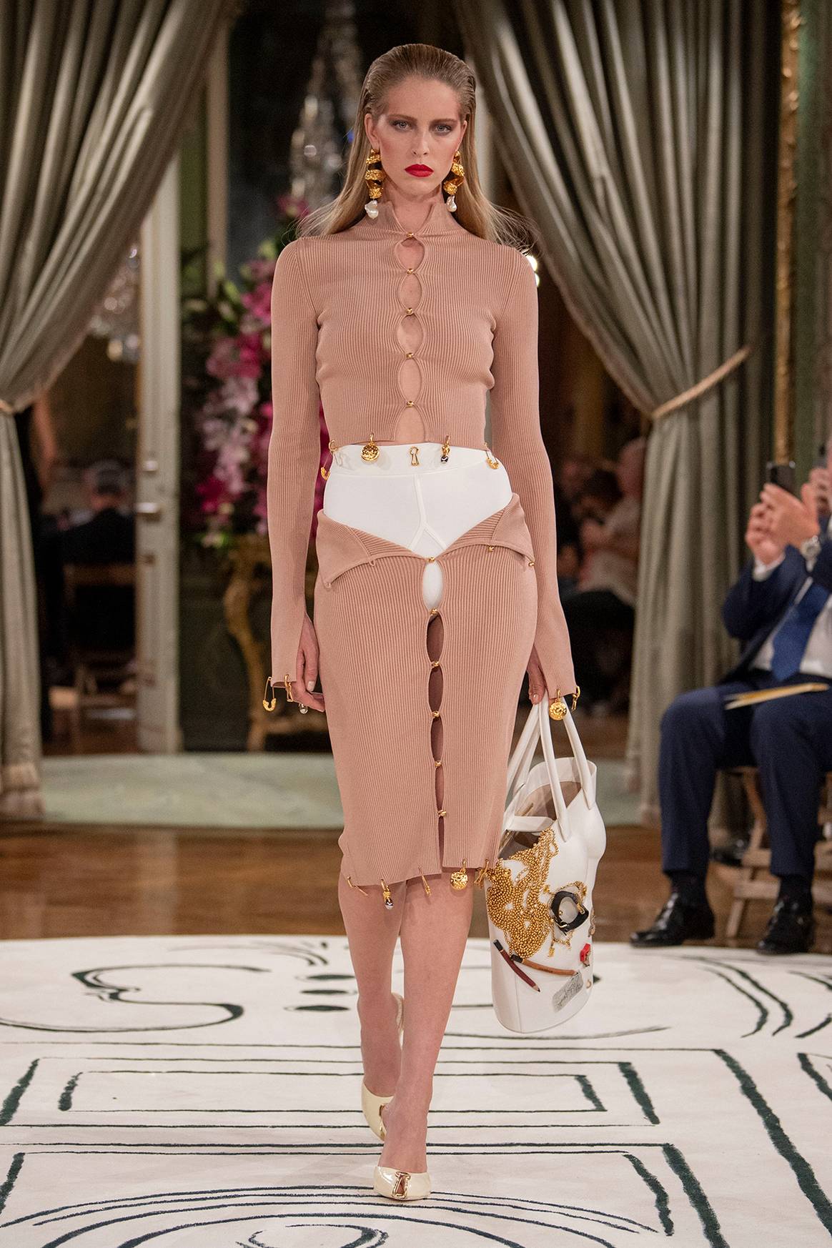 Schiaparelli, colección de mujer de prêt-à-porter para la temporada Primavera/Verano SS24.