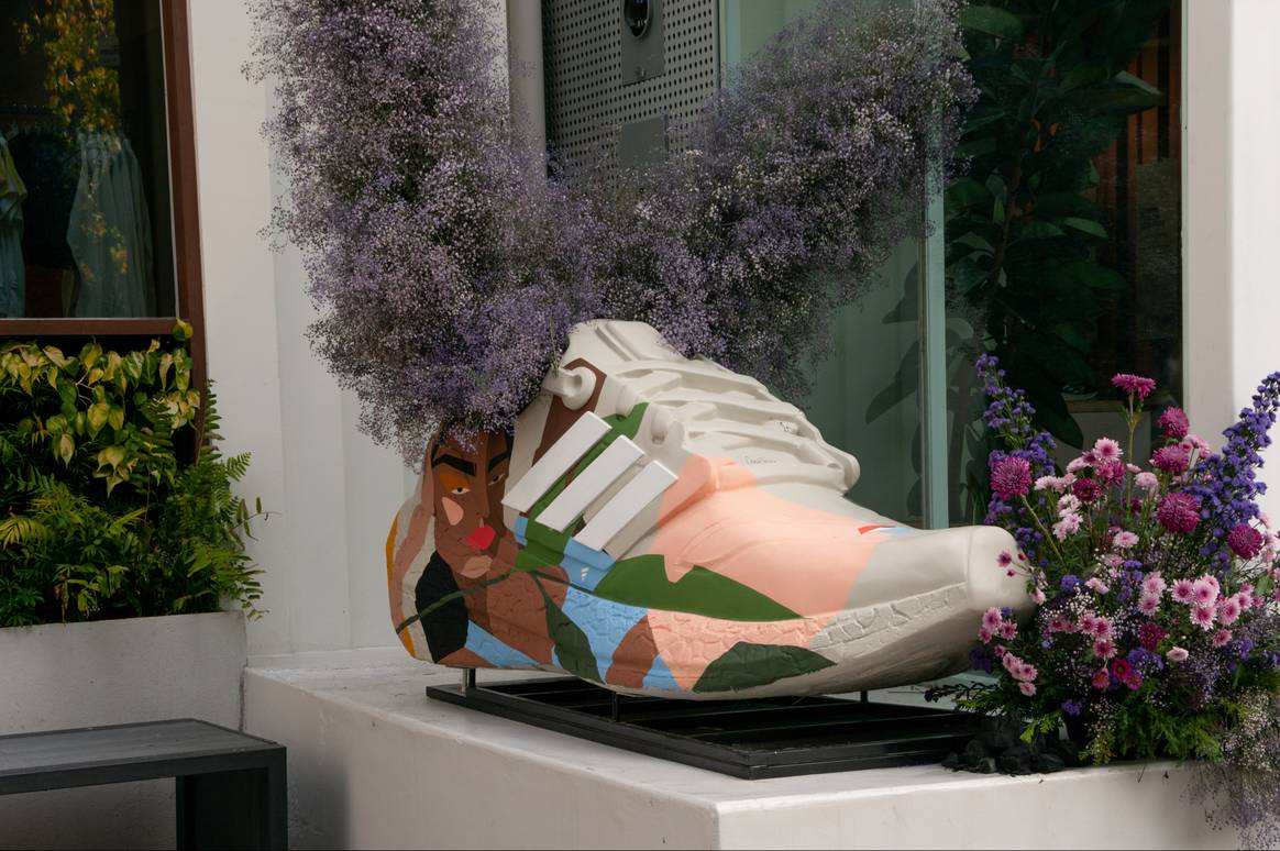 Motivos morados cubrieron la decoración de Adidas