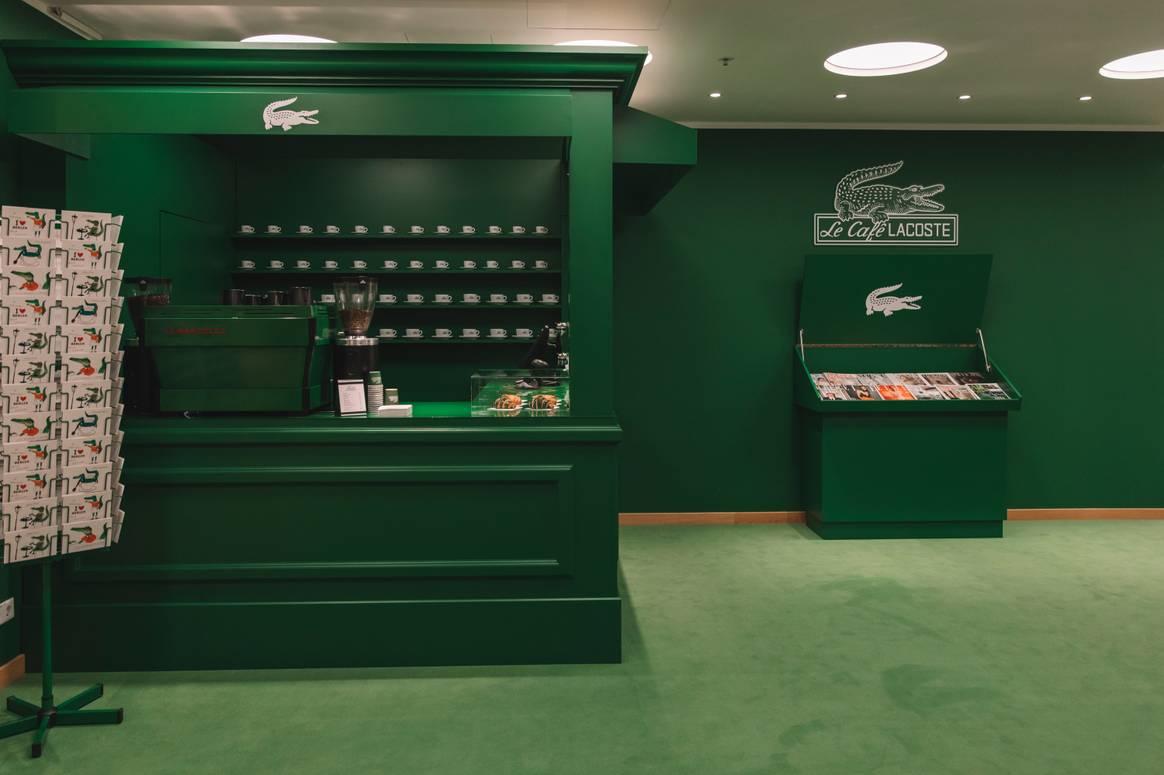 ‘Le Café Lacoste’ im KaDeWe aufgebaut wie ein Kiosk