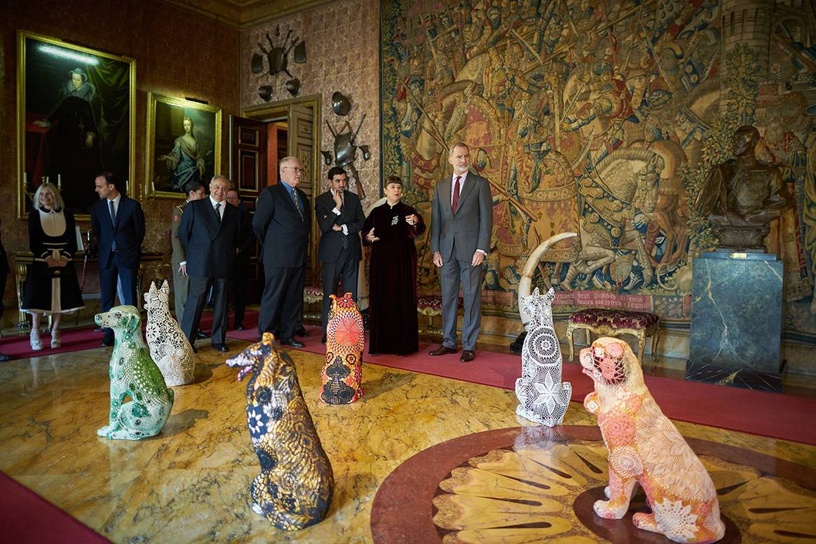 Felipe VI junto a la artista Joana Vasconcelos durante su recorrido por la exposición.