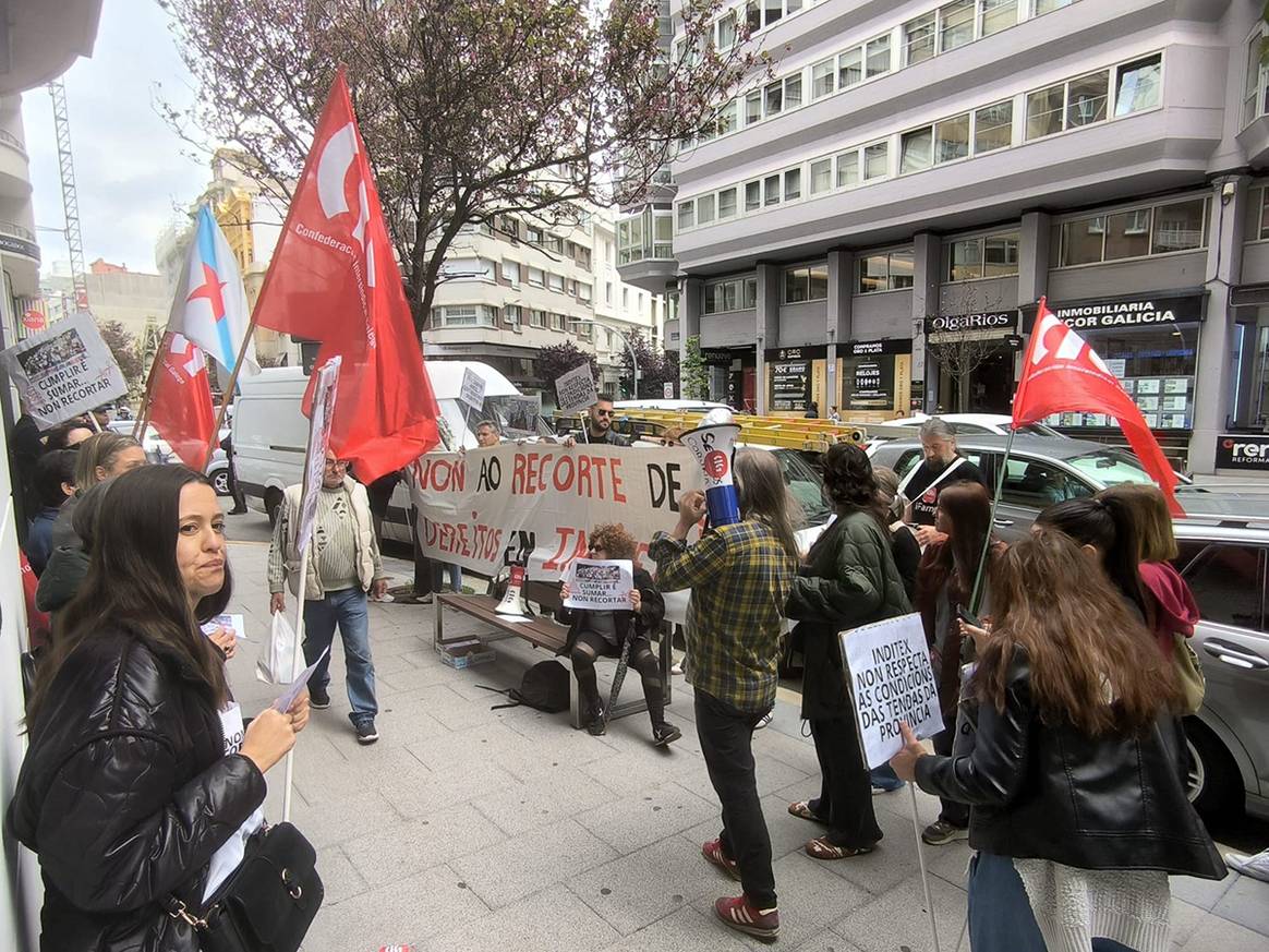 Protesta de los trabajadores de tienda de Inditex frente a la tienda de Zara de la calle Juan Flórez de La Coruña el 9 de mayo de 2025.