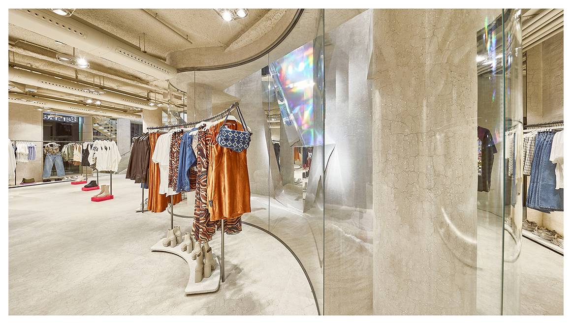Photo Credits: Interior de la nueva flagship store Bershka Preciados. Cortesía de Bershka