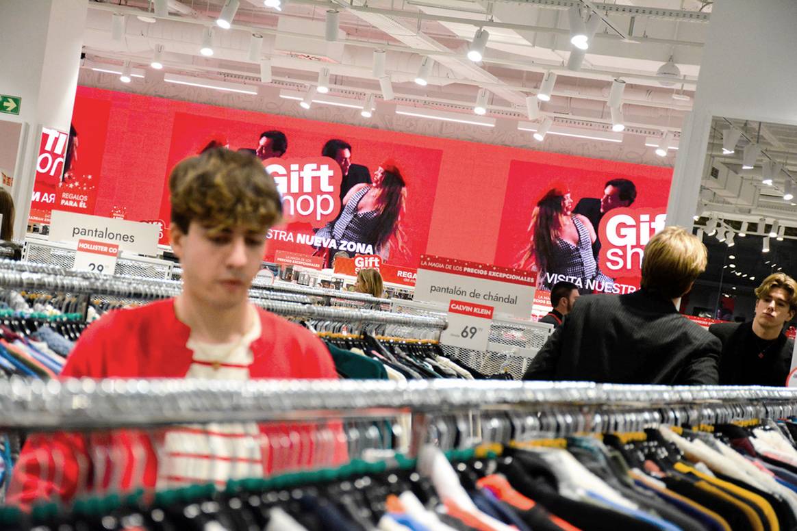 Interior de la tienda de Half Price en el centro comercial Puerto Venecia de Zaragoza (España).