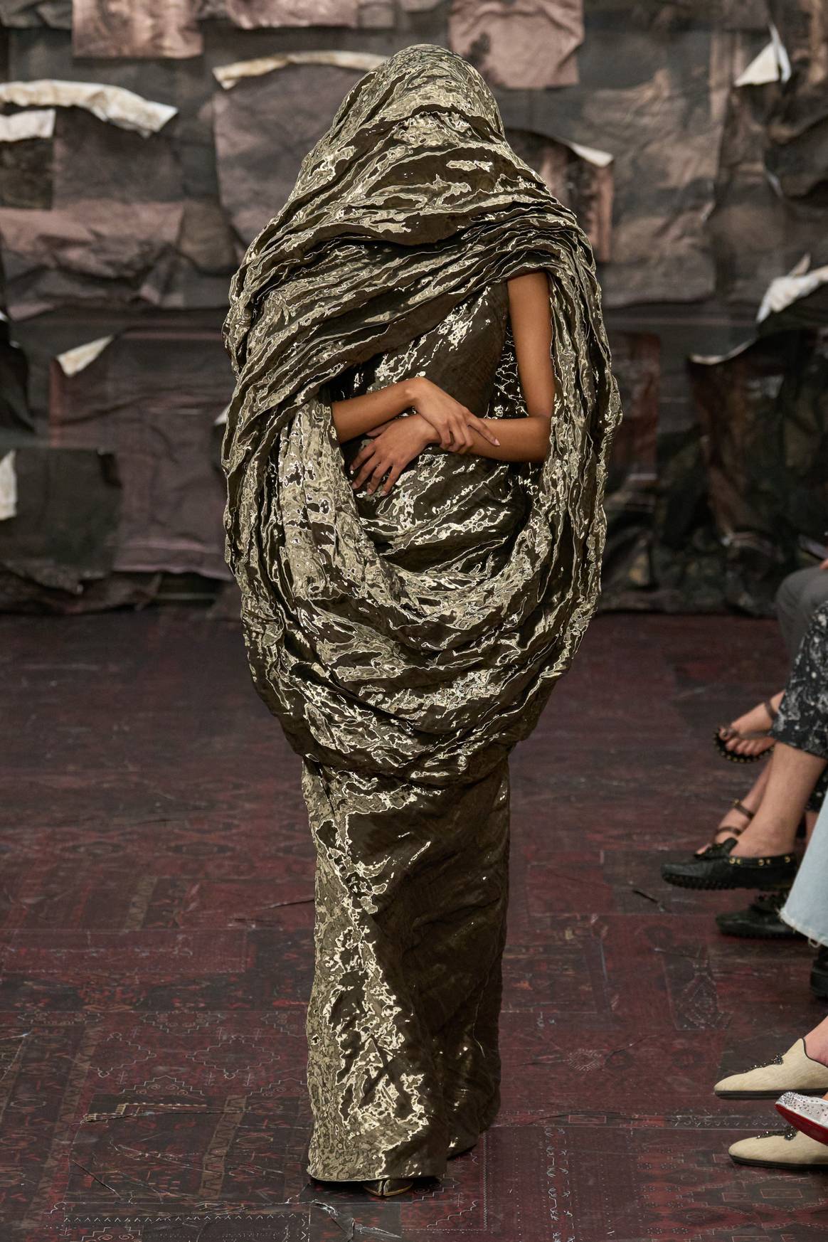 Look 9: Een jurk gemaakt van oud brons