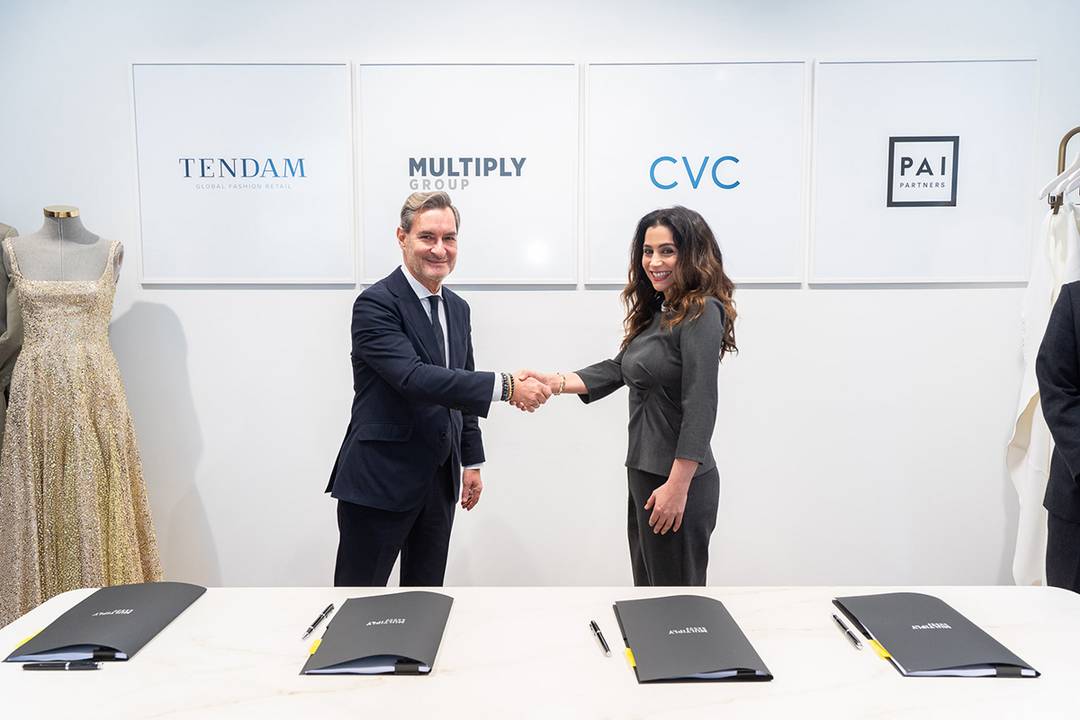 Jaume Miquel, president en CEO van Tendam, samen met Samia Bouazza, CEO en algemeen directeur van Multiply Group, tijdens de ondertekening van de overeenkomst.