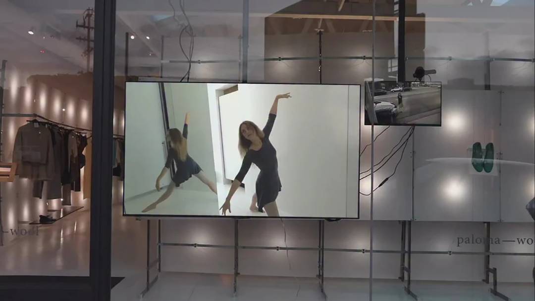 Installazione artistica “Retail Theatre” di Carlota Guerrero nel negozio Paloma Wool di Los Angeles (Stati Uniti).
