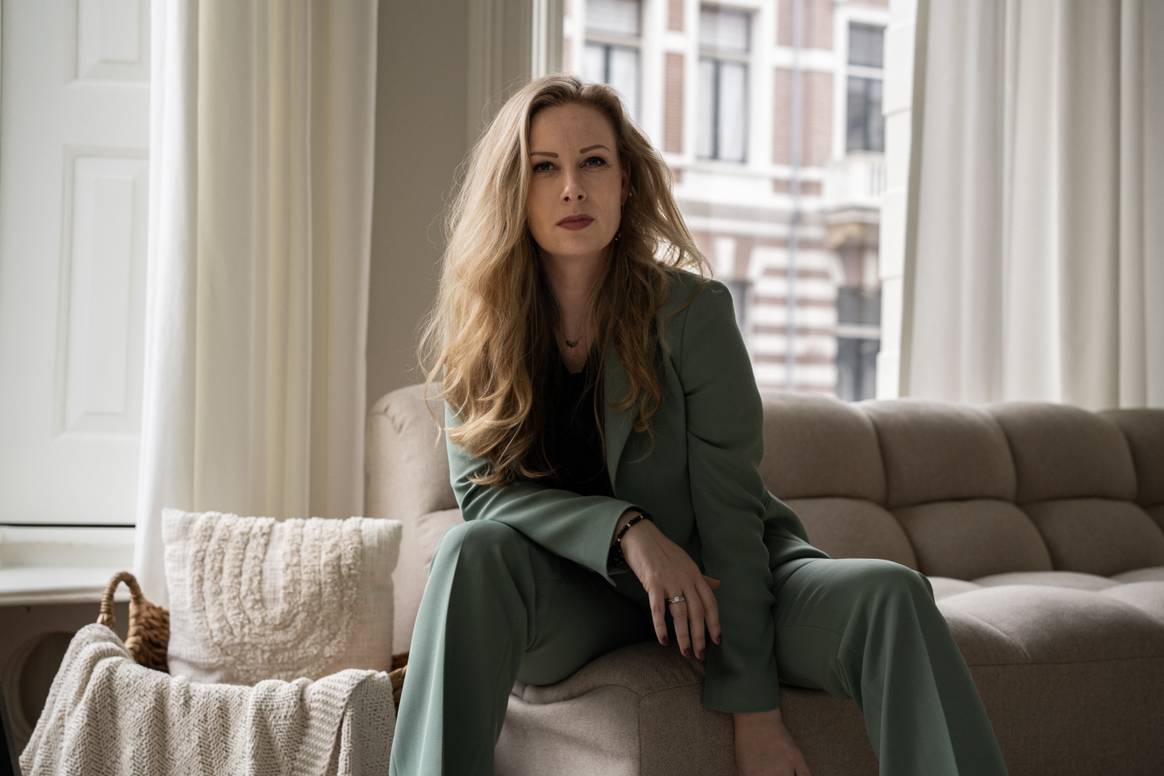 Entrepreneur Myrthe van der Zanden, mother of 4 children, wearing: Fabiënne blazer and Cécile trousers.