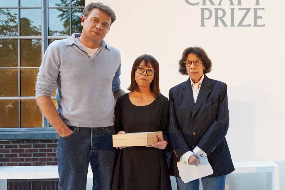 Credits: L'artigiana giapponese Eriko Inazaki, vincitrice del Loewe Craft Prize 2023, insieme a Jonathan Anderson, direttore creativo di Loewe, e alla scrittrice statunitense Fran Lebowitz. Foto per gentile concessione.