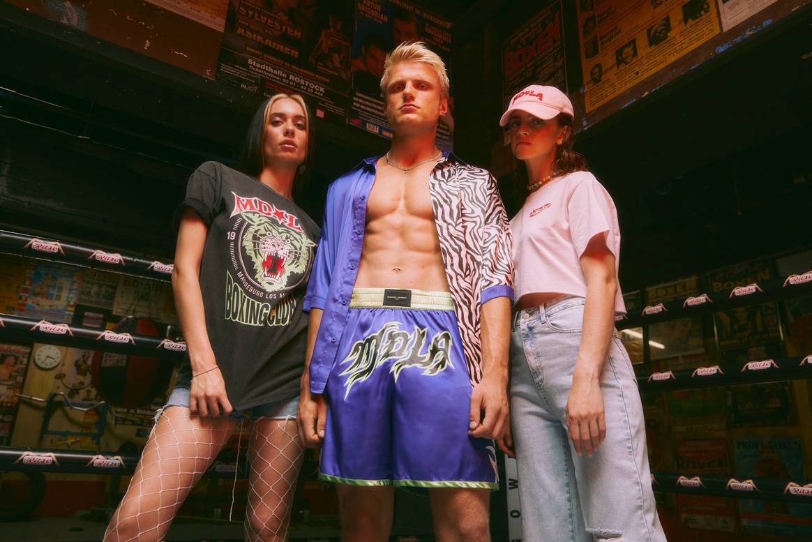 Foto: Boxing Club T-Shirt (39,20 Euro), Hemd (52 Euro), Shorts (44 Euro) und Crop Top (23,20 Euro) MDLA