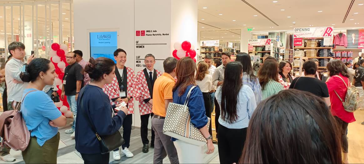 Uniqlo India CFO Kenji Inoue (links) und CEO Tomohiko Sei begrüßen die Besucher:innen des ersten Uniqlo-Stores in Mumbai. Credits: FashionUnited