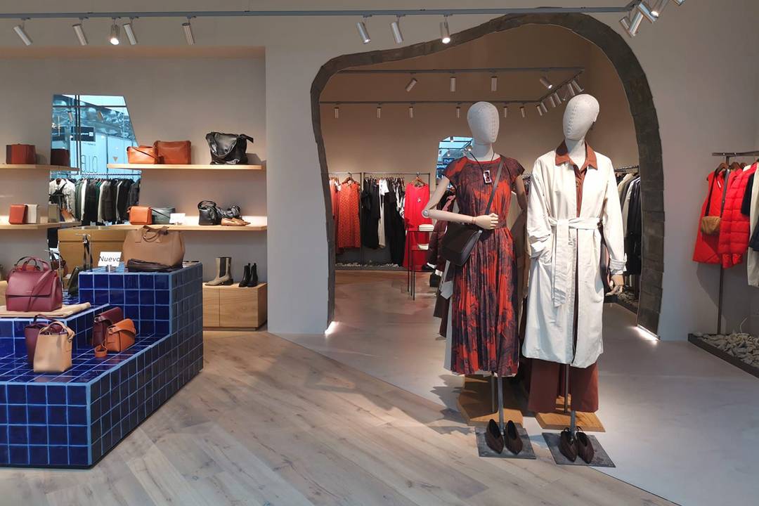 Tienda de Adolfo Domínguez en el centro comercial The Style Outlets en San Sebastián de los Reyes, Madrid (España).