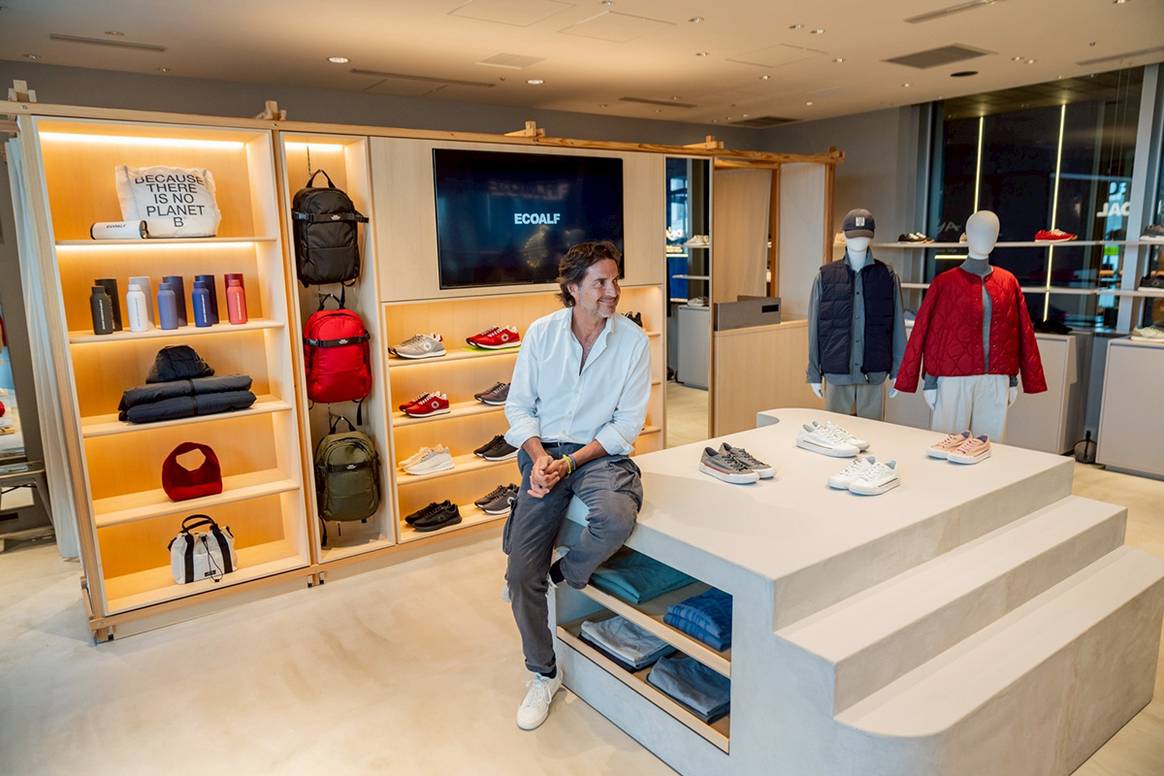 Javier Goyeneche, fundador y presidente ejecutivo de Ecoalf, en la tienda del centro comercial NEWoMan Takanawa de Tokio (Japón).