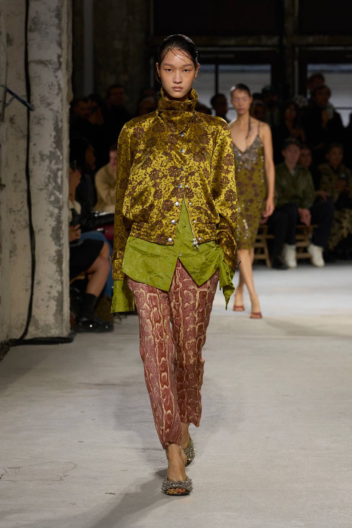 Het combineren van prints was ook te zien in de SS25 Dries van Noten-show.