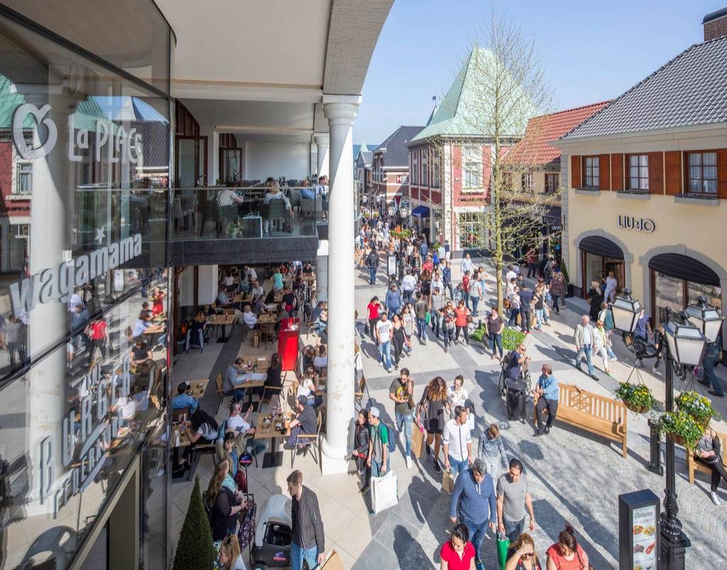 Neue Cateringangebote wie Wagamama oder The Burger Federation sorgen für das leibliche Wohl im Designer Outlet Roermond. Das McArthurGlen Designer Outlet Roermond profitiert davon, in einer der Bevölkerungsreichsten Regionen Europas situiert zu sein:  Es lockt Shopper aus den Niederlanden und Deutschland an.  Die Kosten für den Ausbau betrugen 70 Millionen Euro. Auch Touristen kommen gerne nach Roermond. Jährlich besuchen 6 Millionen Besucher das Outlet Center Bild: McArthurGlen