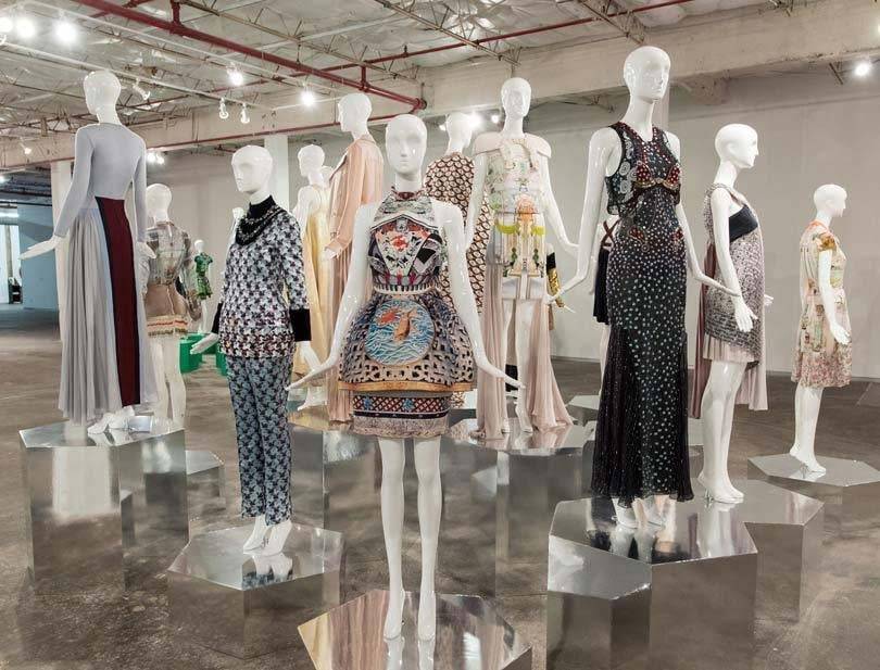 Kijken: Eerste solotentoonstelling Mary Katrantzou