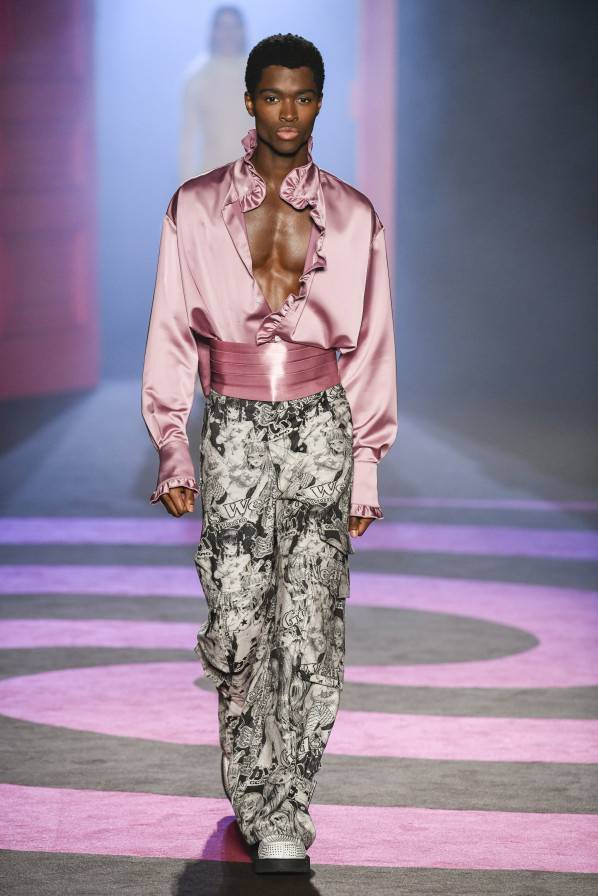 Overhemden met ruches bij GCDS AW22 via Catwalkpictures.com
