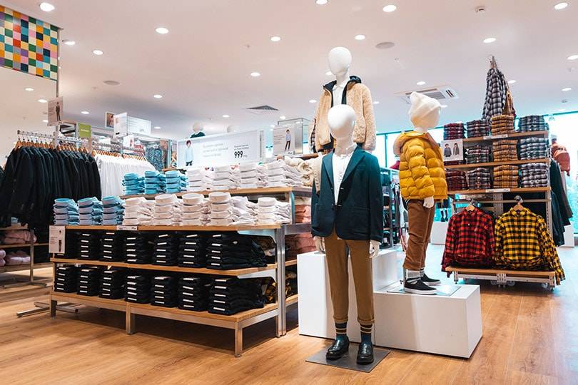 Арт-объект Misha Most и зеленая студия: как выглядит первый Uniqlo в формате стрит-ритейл