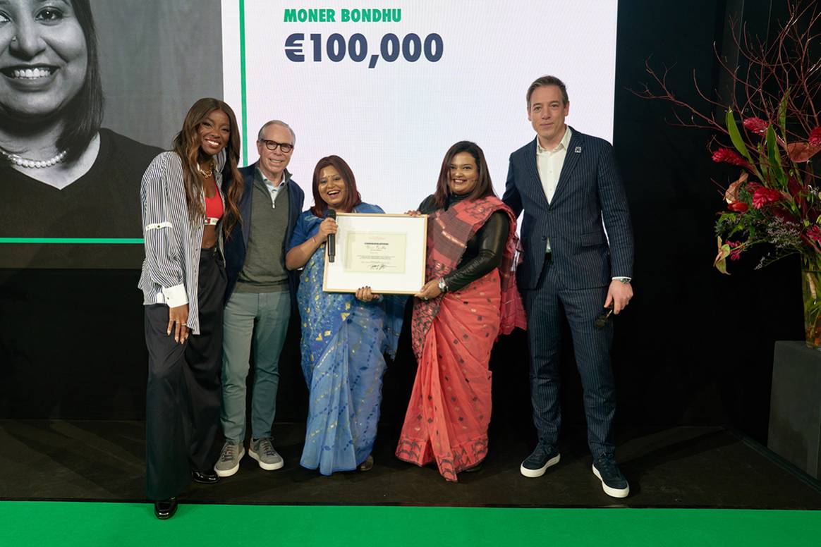 Photo Credits: Entrega a los emprendedores al frente de Moner Bondhu del “Tommy Hilfiger Fashion Frontier Challenge”. Fotografía de cortesía.