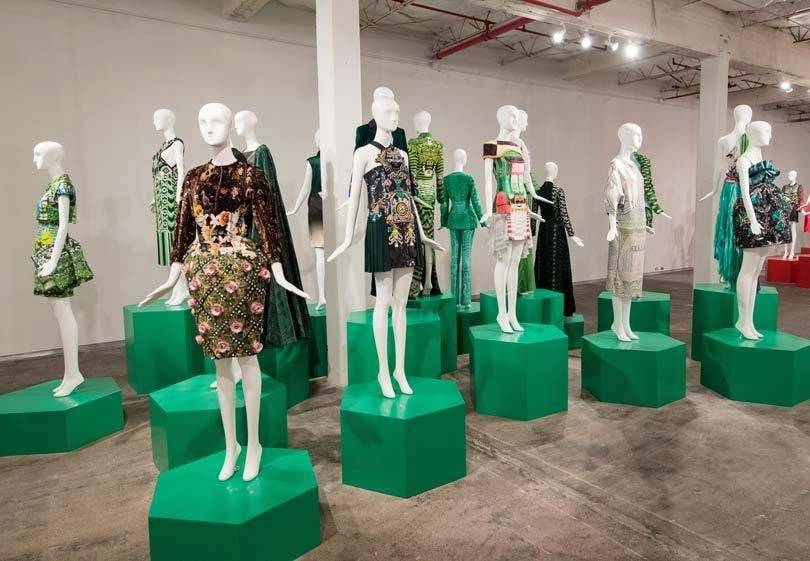 Kijken: Eerste solotentoonstelling Mary Katrantzou