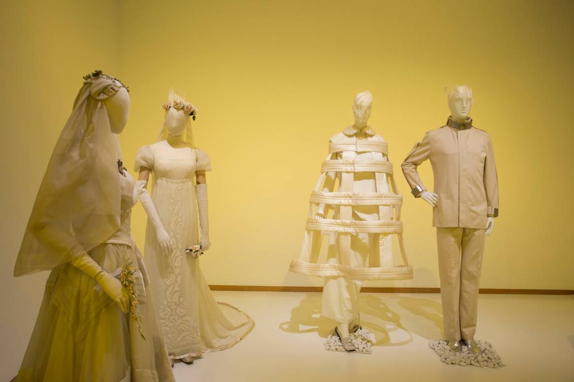 Kleurexplosie in Kunstmuseum Den Haag: hoopvolle mode in sombere tijden
